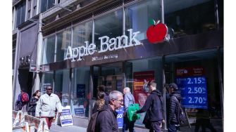 Apple Bank branch in New York City with pedestrians walking by.