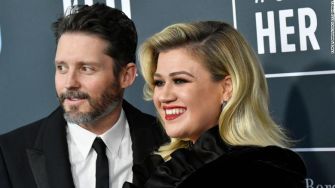 Kelly Clarkson and Brandon Blackstock at an event before finalizing their divorce.