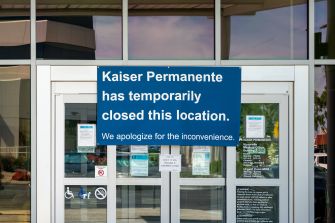 Sign indicating temporary closure of a Kaiser Permanente location due to COVID-19.