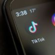 Close-up of a smartphone screen displaying the TikTok and Instagram app icons, with a clock reading 3:38 and a temperature of 17 degrees. Close-up of a smartphone screen displaying the TikTok and Instagram app icons, with a clock reading 3:38 and a temperature of 17 degrees.