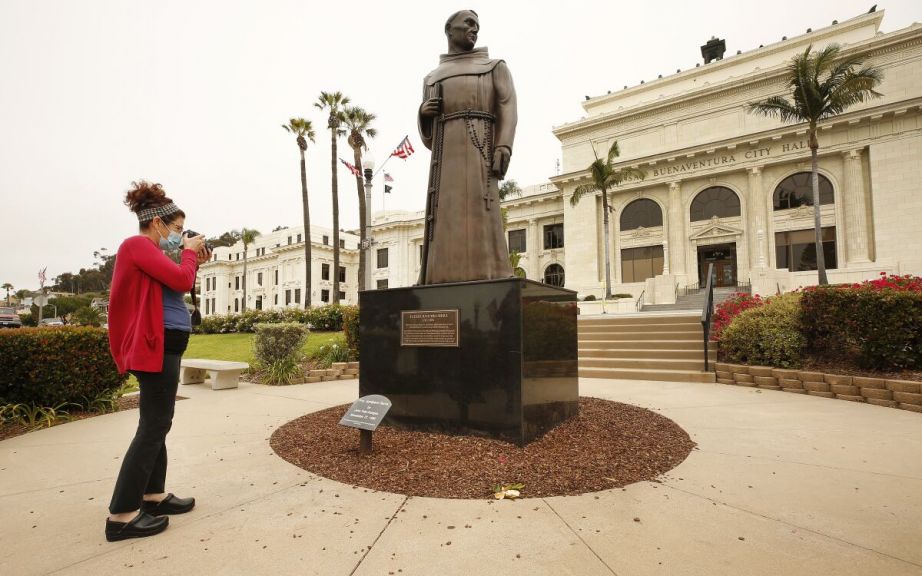 This statue of Father Junípero Serra in front of Ventura City Hall and other Serra statues will be removed.(Al Seib / Los Angeles Times)