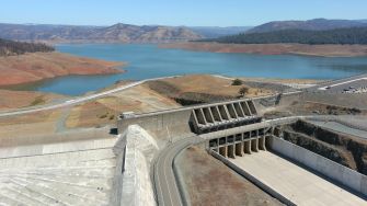Aerial view of Oroville Dam and Lake Oroville, highlighting the water levels and surrounding landscape.