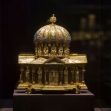 Gilded ecclesiastical relic, part of the Welfenschatz collection, displayed in a museum. Gilded ecclesiastical relic, part of the Welfenschatz collection, displayed in a museum.