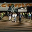 Venezuelan migrants disembarking from an aircraft, accompanied by airport personnel and security, highlighting the deportation process. Venezuelan migrants disembarking from an aircraft, accompanied by airport personnel and security, highlighting the deportation process.