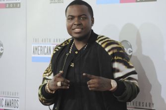 Sean Kingston posing for a photo at a red carpet event.